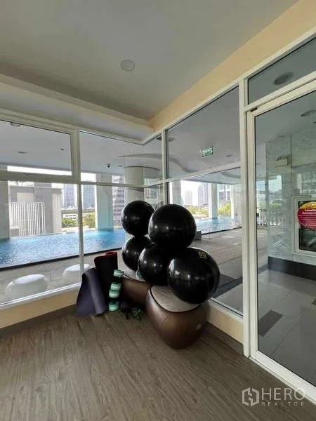 คอนโด ให้เช่าในRatchathewi, Bangkok - มุมโยคะยืดเส้นพร้อมบอลออกกำลังกายข้างดาดฟ้าสระว่ายน้ำ
