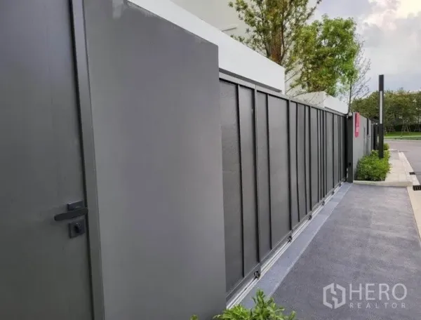 บ้าน ให้เช่าในSaphan Sung, Bangkok - ประตูรั้วเหล็กสีเทาแบบเลื่อนยาวและประตูทางคนเดินริมทางเท้าหน้าบ้าน