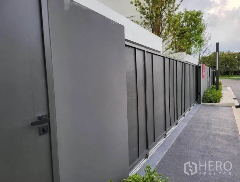 บ้าน ให้เช่าในSaphan Sung, Bangkok - ประตูรั้วเหล็กสีเทาแบบเลื่อนยาวและประตูทางคนเดินริมทางเท้าหน้าบ้าน