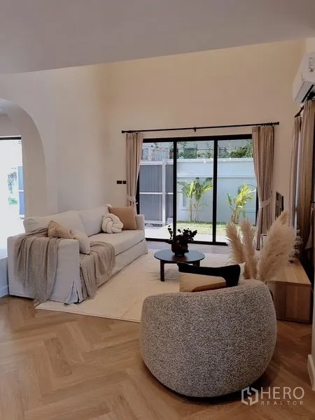 บ้าน ให้เช่าในKhlong Toei, Bangkok - โซนรับแขกอบอุ่น เปิดสู่สวนส่วนตัวผ่านประตูกระจกบานเลื่อน