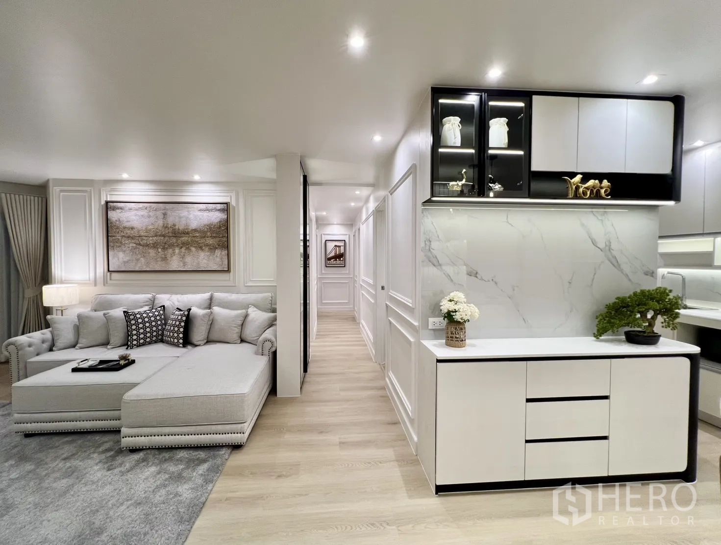 公寓 for sale in Yan Nawa, Bangkok - 从客厅望向厨房过道的展示柜景。