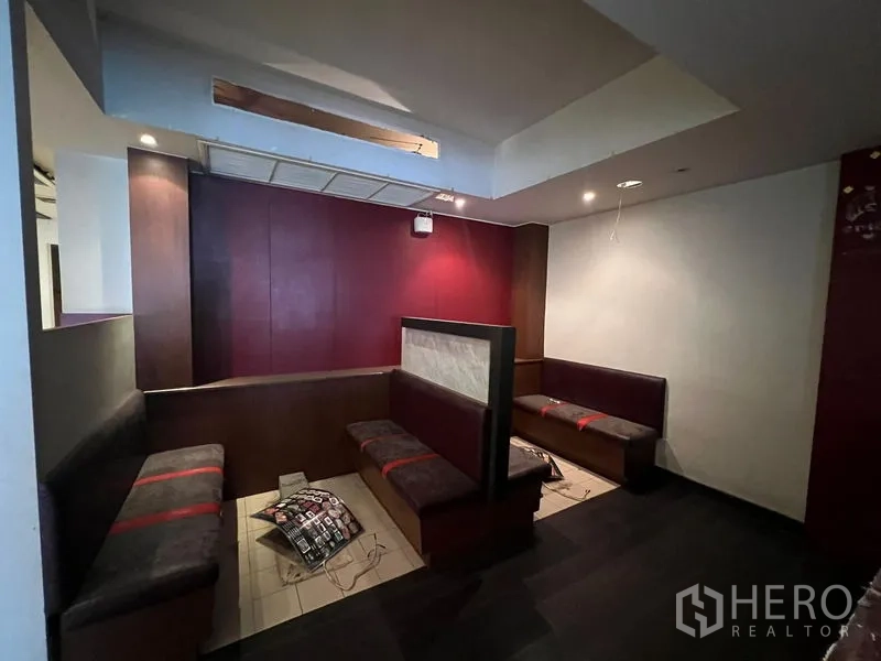 店屋 出售在Bang Rak, Bangkok - 内置卡座区，软包长椅与装饰墙面。