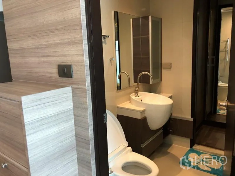 คอนโด ให้เช่าหรือขายในWatthana, Bangkok - ห้องน้ำร่วมสมัย อ่างล้างหน้าแบบวางบนเคาน์เตอร์ ตู้กระจก และอุปกรณ์สุขภัณฑ์ทันสมัย