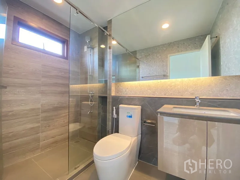 บ้าน ให้เช่าในBang Kapi, Bangkok - ห้องน้ำสมัยใหม่มีฉากกั้นกระจก ฝักบัว อ่างล้างหน้า และกระจกบานใหญ่