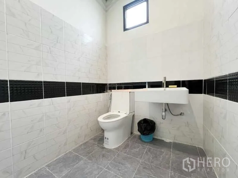 สำนักงานที่บ้าน ให้เช่าหรือขายในThanyaburi, Pathum Thani - ห้องน้ำปูกระเบื้องสะอาด โถสุขภัณฑ์ อ่างล้างหน้า และช่องแสง