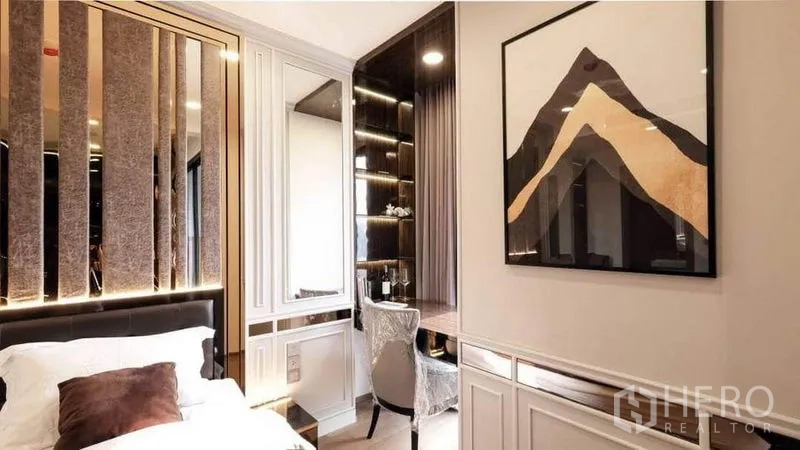 คอนโด ให้เช่าในBang Rak, Bangkok - มุมทำงานหรือแต่งหน้า พร้อมโต๊ะบิวท์อิน ชั้นโชว์ และภาพศิลปะลายภูเขาข้างเตียง