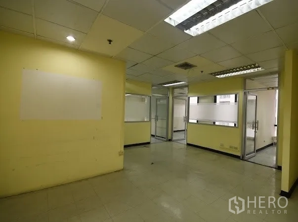 สำนักงาน ให้เช่าในWatthana, Bangkok - โซนโอเพ่นสเปซ แบ่งห้องด้วยกระจกหลายห้อง ผนังสีเหลืองอ่อน