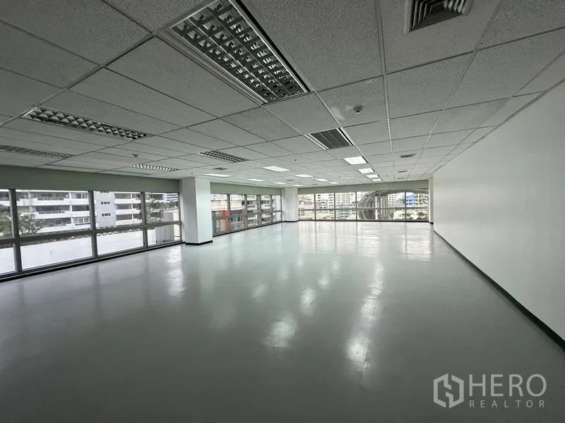 สำนักงาน ให้เช่า - มุมออฟฟิศกระจกโดยรอบ รับแสงธรรมชาติและวิวเมือง.