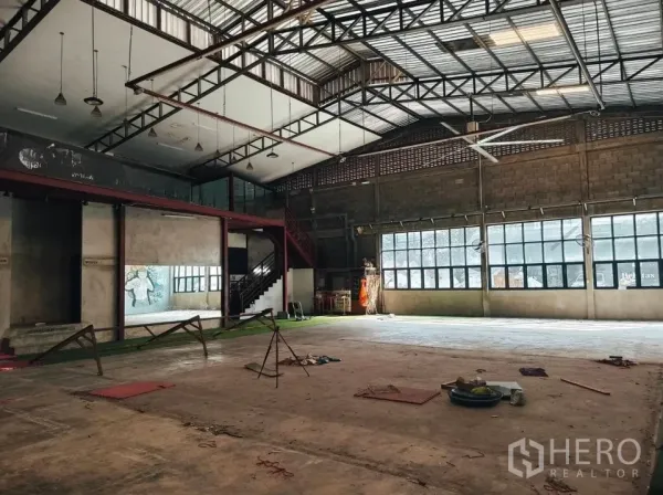 คลังสินค้า ให้เช่าในKhlong Toei, Bangkok - ฮอลล์อุตสาหกรรมพื้นคอนกรีตขัดมัน พร้อมชั้นลอยและแถวหน้าต่าง