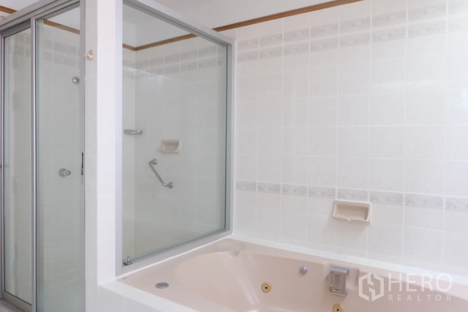 独立式住宅 出租在Bang Phli, Samut Prakan - 浴室配浸泡浴缸与独立玻璃淋浴间。