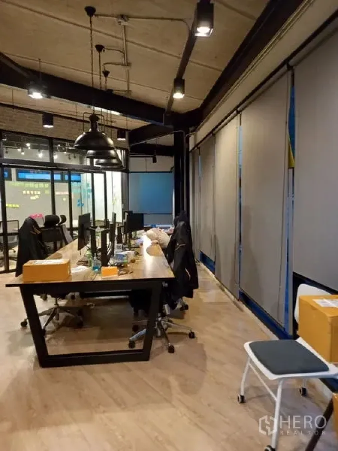 สำนักงาน ให้เช่าในChatuchak, Bangkok - โต๊ะทำงานยาวข้างหน้าต่างสูงพร้อมม่านม้วน