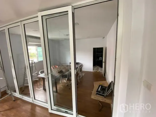 สำนักงานที่บ้าน ขายในLat Phrao, Bangkok - ห้องประชุมกั้นกระจกบานสไลด์ พื้นไม้ลามิเนต