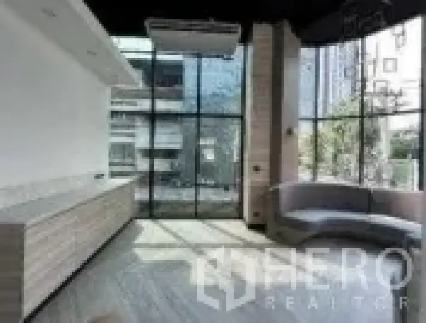 Office Space for rent in Khlong Toei, Bangkok - Corner reception lounge with full-height glass facade overlooking the city street.