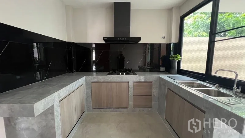 บ้าน ให้เช่าในLat Krabang, Bangkok - โต๊ะอาหารใต้มินิแชนเดอเลียร์ในโถงเพดานสูง