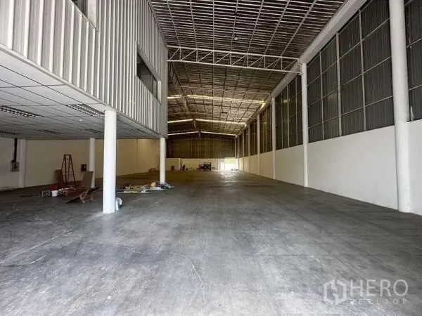 工厂 出租在Khlong Luang, Pathum Thani - 长条形生产区，混凝土地面，侧墙通风良好。