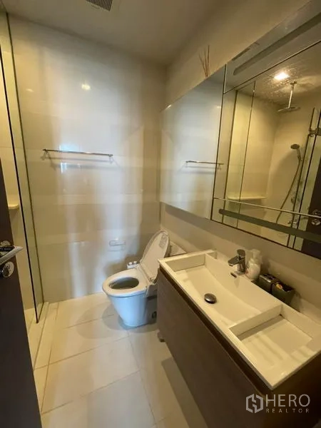 คอนโด ให้เช่าในKhlong Toei, Bangkok - ห้องน้ำสมัยใหม่พร้อมอ่างล้างหน้า ตู้กระจก โถสุขภัณฑ์ และห้องอาบน้ำกระจก
