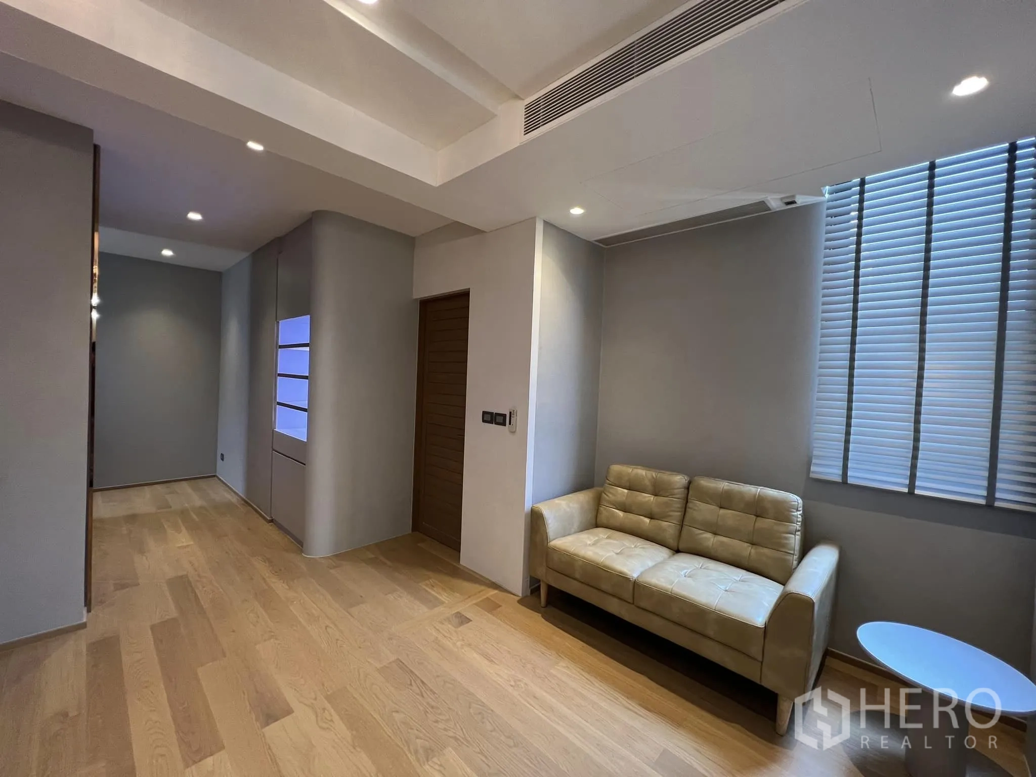 บ้าน ให้เช่าหรือขายในYan Nawa, Bangkok - มุมนั่งเล่นในห้องนอน พร้อมโซฟาและพื้นไม้