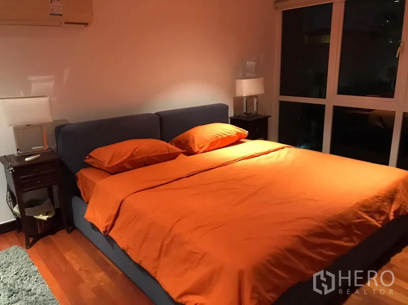 คอนโด ให้เช่าในWatthana, Bangkok - ห้องนอนหลัก เตียงคิงไซส์ โต๊ะข้างเตียง และหน้าต่างแบบเต็มบาน