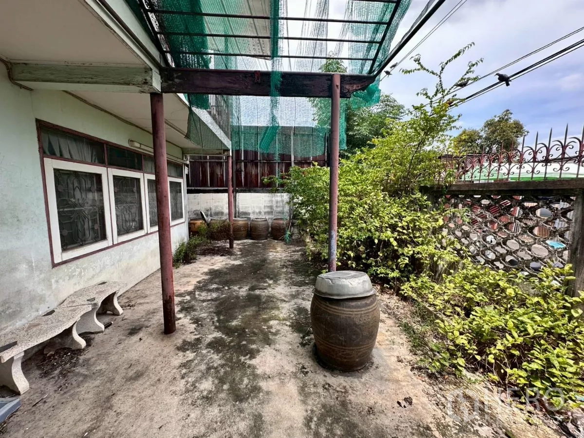 零售空间 出租在Khlong Toei, Bangkok - 带遮阴的小院，金属栏墙与绿植