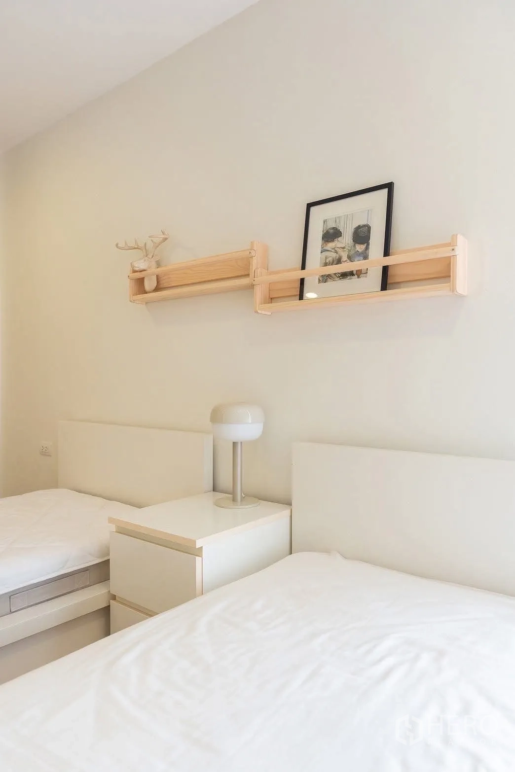 独栋房屋 for rent in Saphan Sung, Bangkok - 双单人床卧室，床头柜与极简墙架。