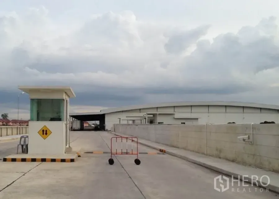 货栈 出租在Phra Nakhon Si Ayutthaya - 工业园区大门，设有警卫岗亭与宽阔混凝土车道，可通行卡车。