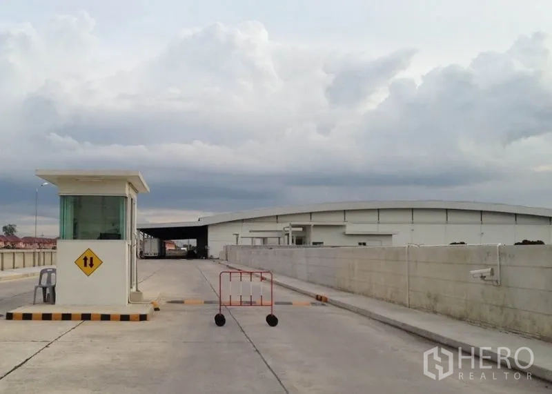 货栈 出租在Phra Nakhon Si Ayutthaya - 工业园区大门，设有警卫岗亭与宽阔混凝土车道，可通行卡车。
