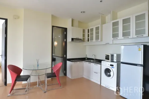 คอนโด ให้เช่าในRatchathewi, Bangkok - ครัวเปิดตู้สีขาว เคาน์เตอร์หิน พร้อมโต๊ะกินข้าว ตู้เย็น ไมโครเวฟ และเครื่องซักผ้า