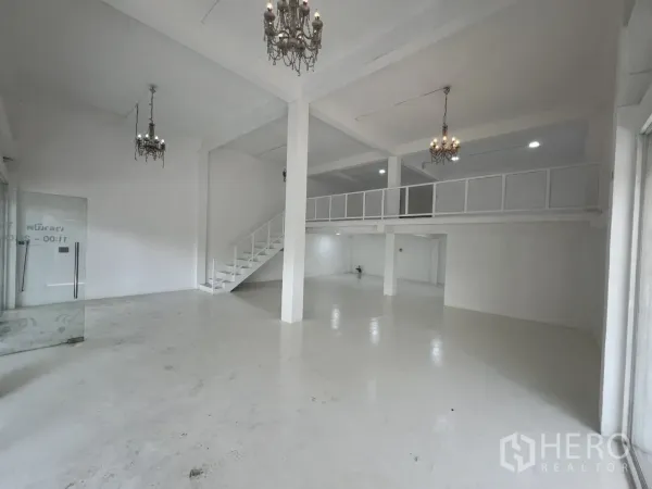 พื้นที่ขายปลีก ให้เช่าในKhlong Toei, Bangkok - พื้นที่ค้าปลีกโทนขาว โปร่งโล่ง เพดานสูง มีชั้นลอยและโคมระย้า