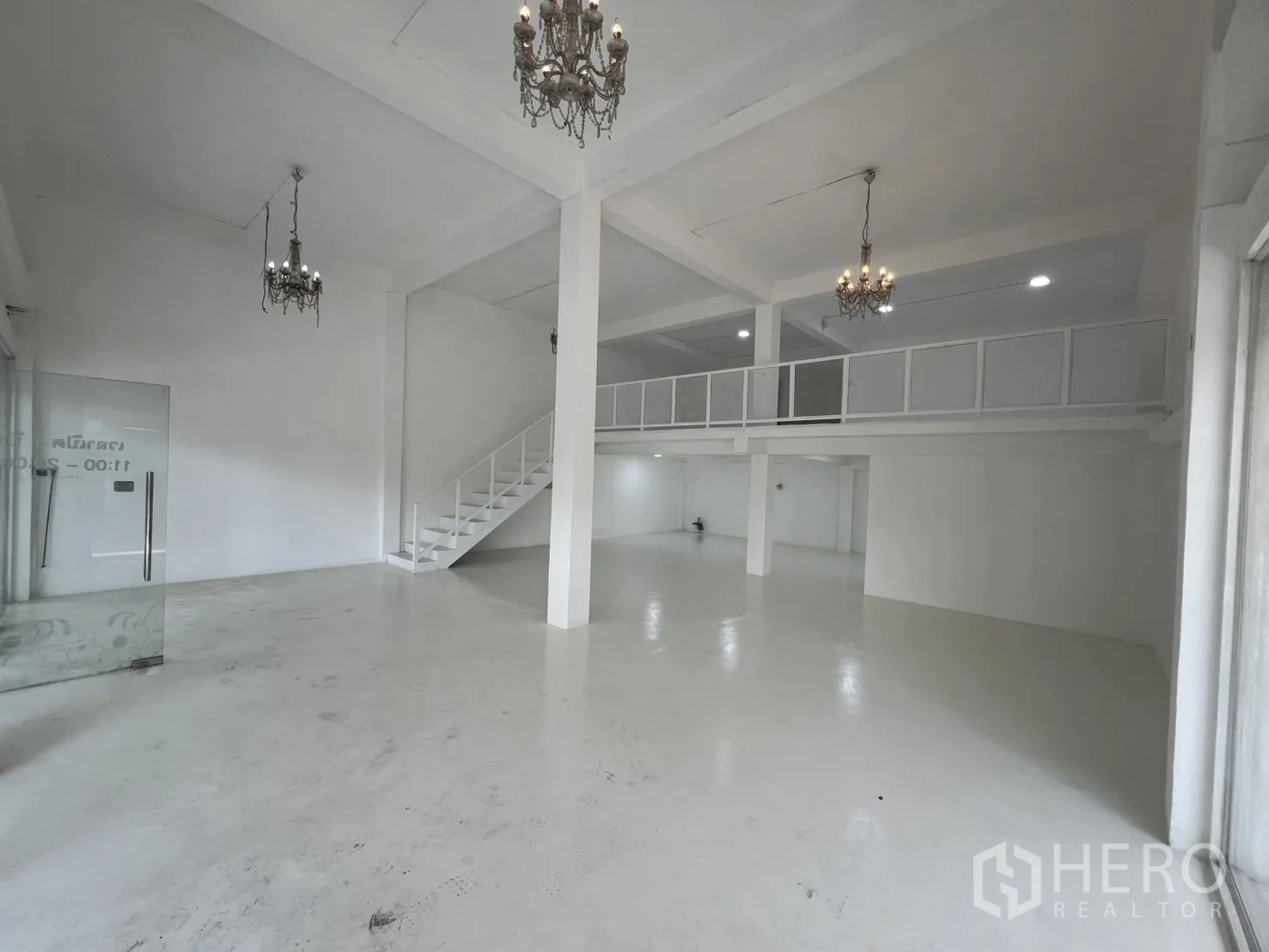 พื้นที่ขายปลีก ให้เช่าในKhlong Toei, Bangkok - พื้นที่ค้าปลีกโทนขาว โปร่งโล่ง เพดานสูง มีชั้นลอยและโคมระย้า