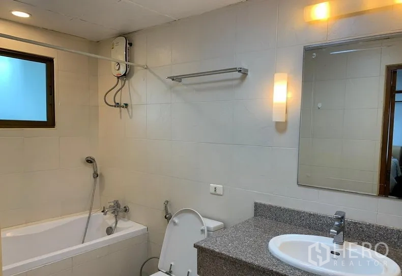 คอนโด ให้เช่าในWatthana, Bangkok - ห้องน้ำปูกระเบื้องพร้อมอ่างอาบน้ำ ชุดฝักบัว เครื่องทำน้ำอุ่น และเคาน์เตอร์หินแกรนิต ที่ Liberty Park 1