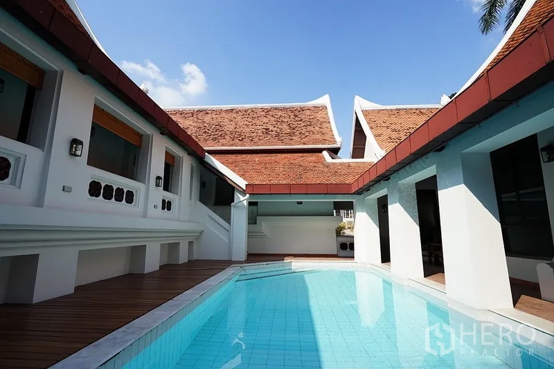 บ้าน ให้เช่าในWatthana, Bangkok - มุมมองคอร์ทยาร์ดมีสระน้ำ รายล้อมด้วยหลังคาจั่วไทยท่ามกลางท้องฟ้าใส