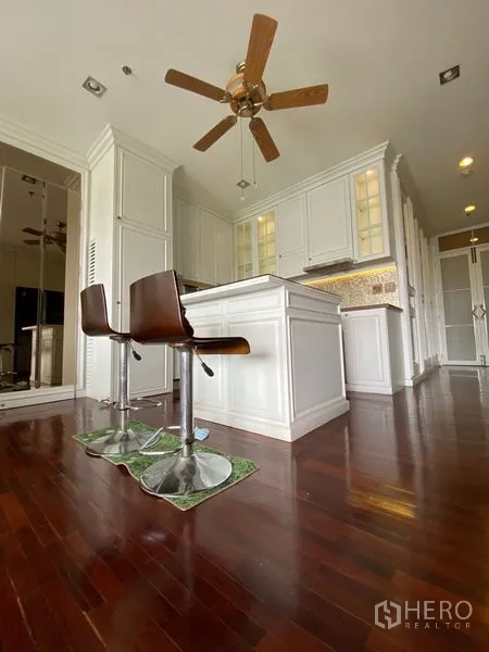 คอนโด ให้เช่าในRatchathewi, Bangkok - ครัวสีขาวพร้อมไอส์แลนด์ มุมทานอาหาร พัดลมเพดาน และพื้นไม้