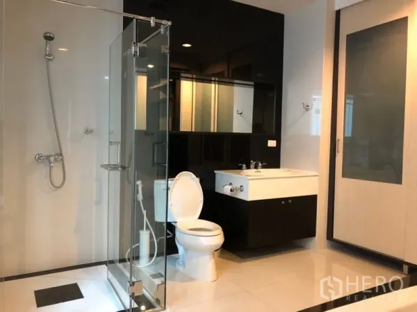 คอนโด ให้เช่าในPathum Wan, Bangkok - ห้องน้ำสมัยใหม่ มีกั้นอาบน้ำกระจก โถสุขภัณฑ์ และอ่างล้างหน้า