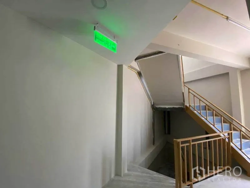 พื้นที่ขายปลีก ให้เช่าในKhlong Toei, Bangkok - บันไดหนีไฟภายในพร้อมราวจับและป้ายทางออกสว่าง