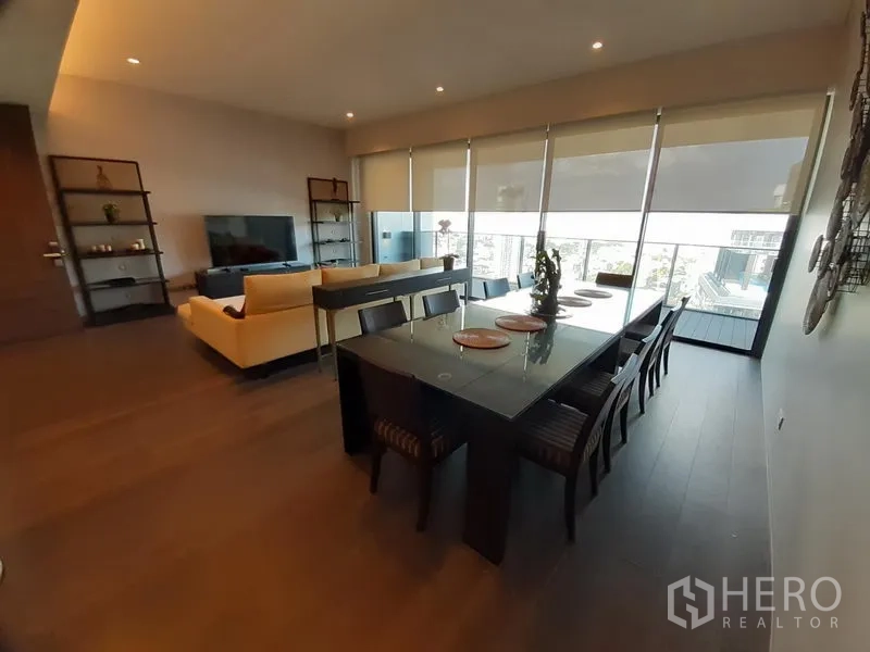 คอนโด ให้เช่าในWatthana, Bangkok - พื้นที่ทานอาหารรองรับ 8 ที่นั่ง ข้างหน้าต่างพาโนรามาวิวเมือง