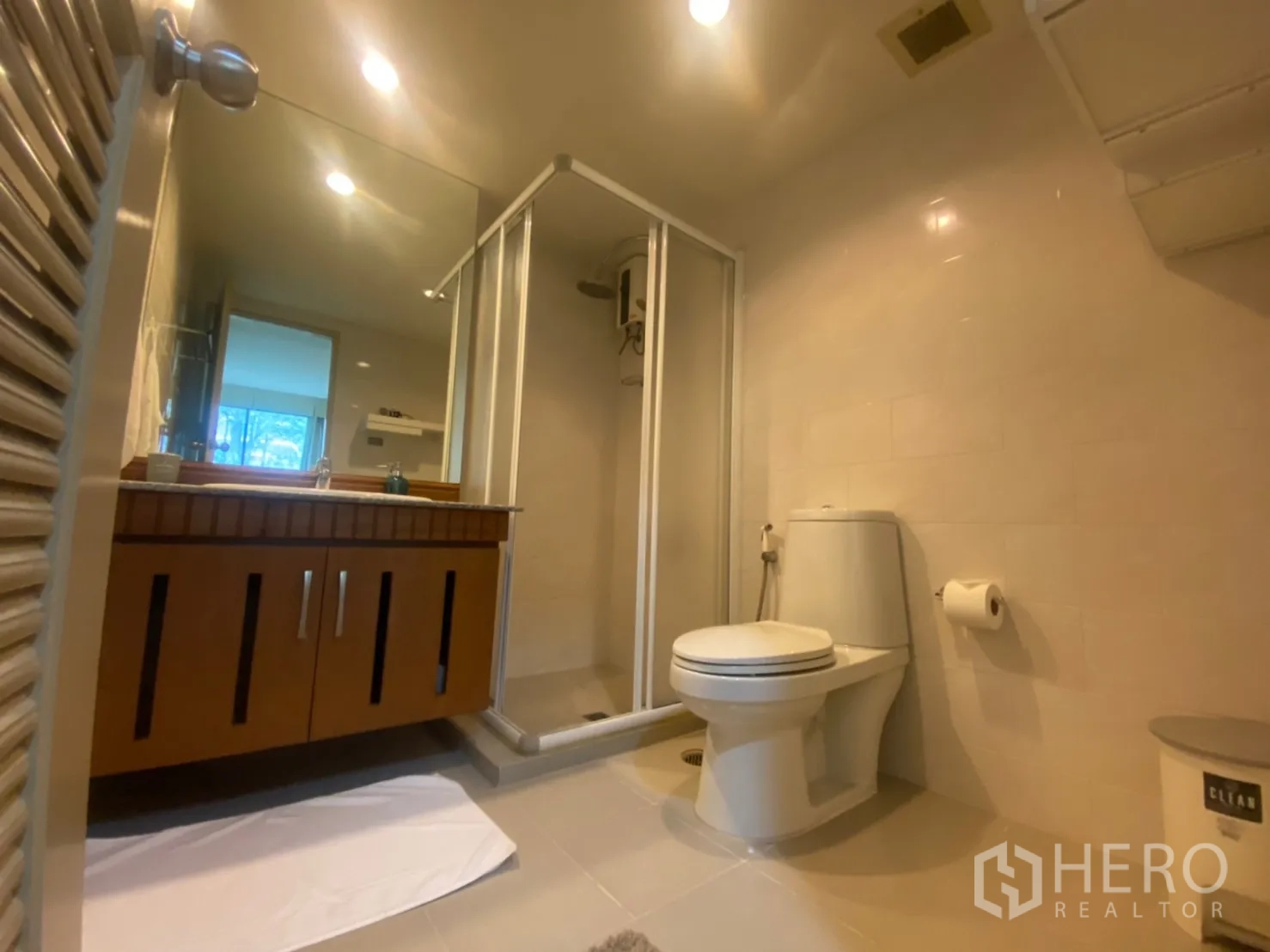 คอนโด ให้เช่าในPhaya Thai, Bangkok - ห้องน้ำที่สองพร้อมตู้ shower กระจกใส เคาน์เตอร์อ่างและโถสุขภัณฑ์