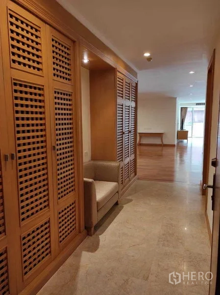 คอนโด ให้เช่าในKhlong Toei, Bangkok - โถงทางเดินพร้อมตู้บิลต์อินบานไม้ระแนงและมุมนั่งเล่น เลื่อนสู่โซนนั่งเล่น