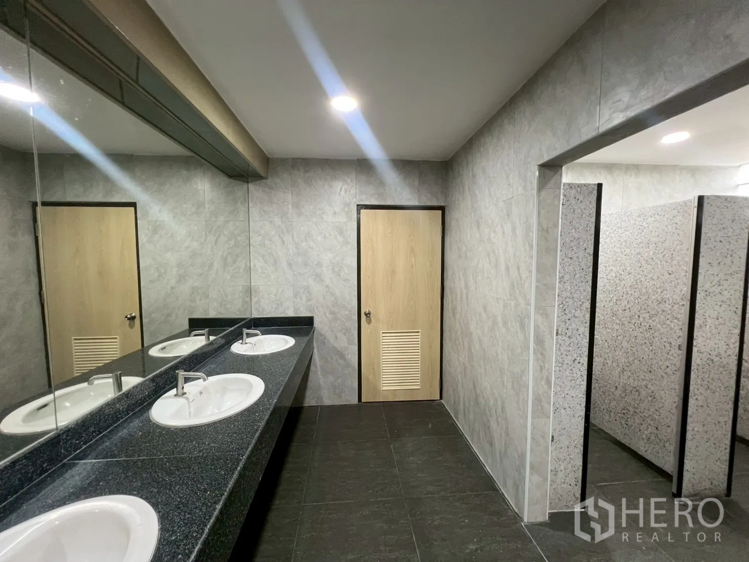 สำนักงาน ให้เช่าในWatthana, Bangkok - เคาน์เตอร์อ่างล้างหน้าหินยาว กระจกเงาบานใหญ่ในห้องน้ำ