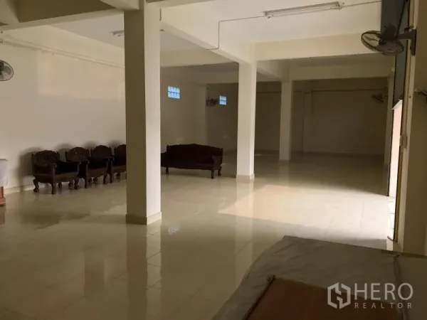 คลังสินค้า ให้เช่าในWatthana, Bangkok - ภายในโกดังแบบโอเพ่นสเปซ มีเสากลาง พื้นกระเบื้อง และพัดลมติดผนัง