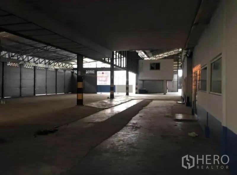 货栈 出租在Bang Phli, Samut Prakan - 开放式仓库地面，立柱、采光板与夹层办公室。