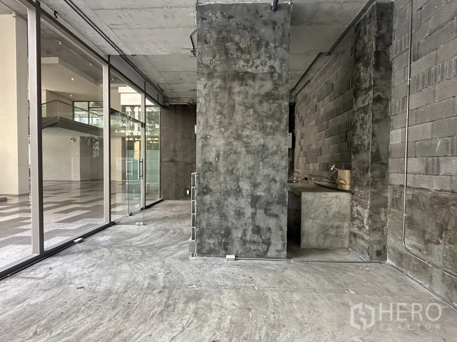 พื้นที่ขายปลีก ให้เช่าในPhra Khanong, Bangkok - พื้นที่ค้าปลีกสภาพเปล่า พื้นคอนกรีต ผนังปูนเปลือย พร้อมกระจกเต็มความสูงด้านหน้า
