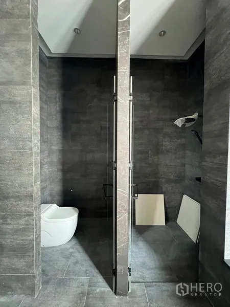 สำนักงานที่บ้าน ให้เช่าหรือขายในChatuchak, Bangkok - ห้องน้ำหินสีเทา แยกโซนฝักบัวและโถสุขภัณฑ์