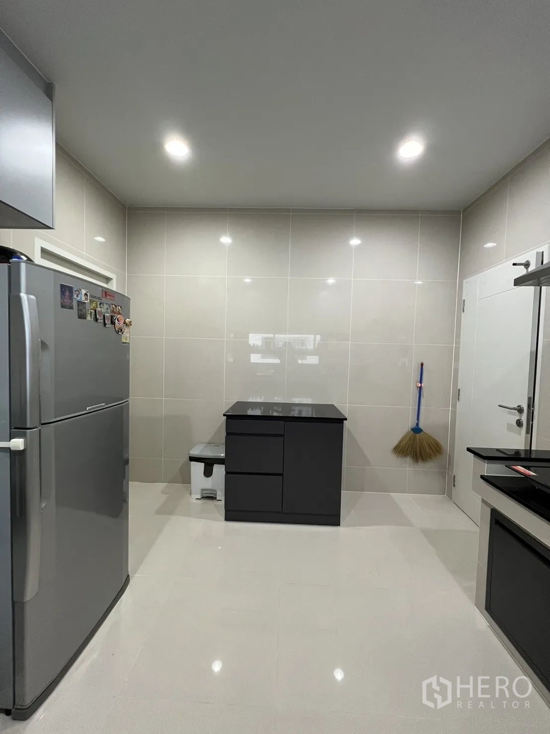 Detached House for rent or sale in Bang Kapi, Bangkok - Kitchen utility area with small island and easy-clean tiled walls.