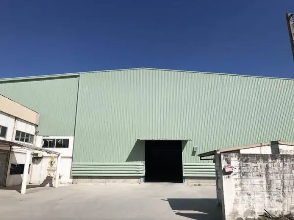 โรงงาน ให้เช่าในBang Phli, Samut Prakan - ด้านหน้าโกดังสีเขียว พร้อมประตูลอดดิ้งบานกว้างติดกับลานคอนกรีต