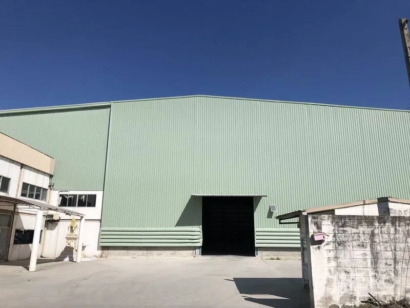 โรงงาน ให้เช่าในBang Phli, Samut Prakan - ด้านหน้าโกดังสีเขียว พร้อมประตูลอดดิ้งบานกว้างติดกับลานคอนกรีต