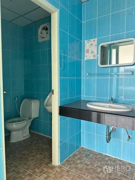 货栈 出租在Bang Phli, Samut Prakan - 蓝色瓷砖卫生间，配坐便、挂墙小便池、洗手台与镜子。