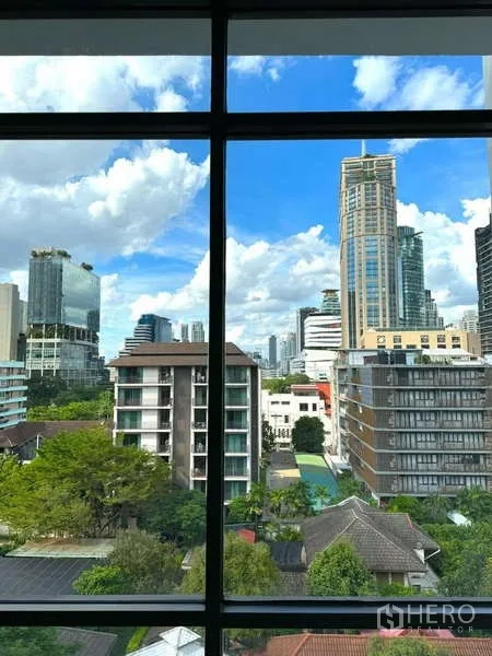 คอนโด ให้เช่าในKhlong Toei, Bangkok - วิวสกายไลน์กรุงเทพฯ และท้องฟ้าสดใสจากหน้าต่างบานใหญ่ของคอนโด