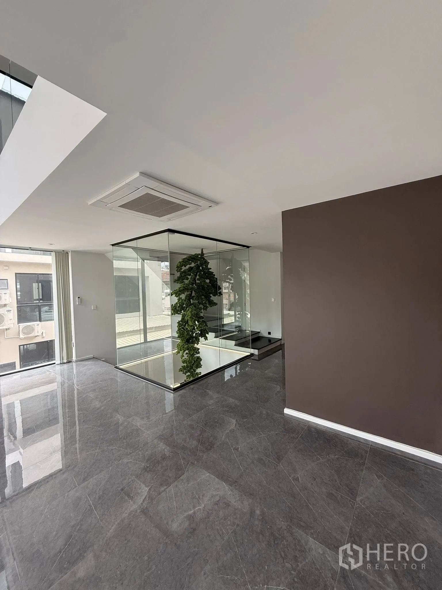 สำนักงานที่บ้าน ให้เช่าหรือขายในLat Phrao, Bangkok - โถงพื้นหินอ่อนเงางาม โชว์ช่องแสงกระจกและไม้ประดับภายใน.