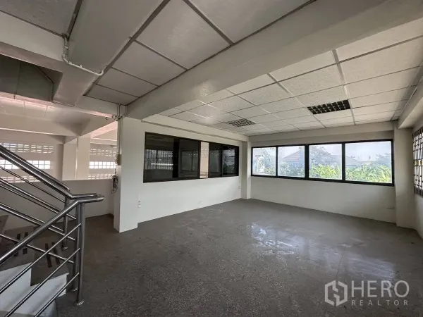 สำนักงานที่บ้าน ให้เช่าในTaling Chan, Bangkok - โซนออฟฟิศชั้นสอง หน้าต่างบานใหญ่ ฝ้าทีบาร์ และบันไดสแตนเลส