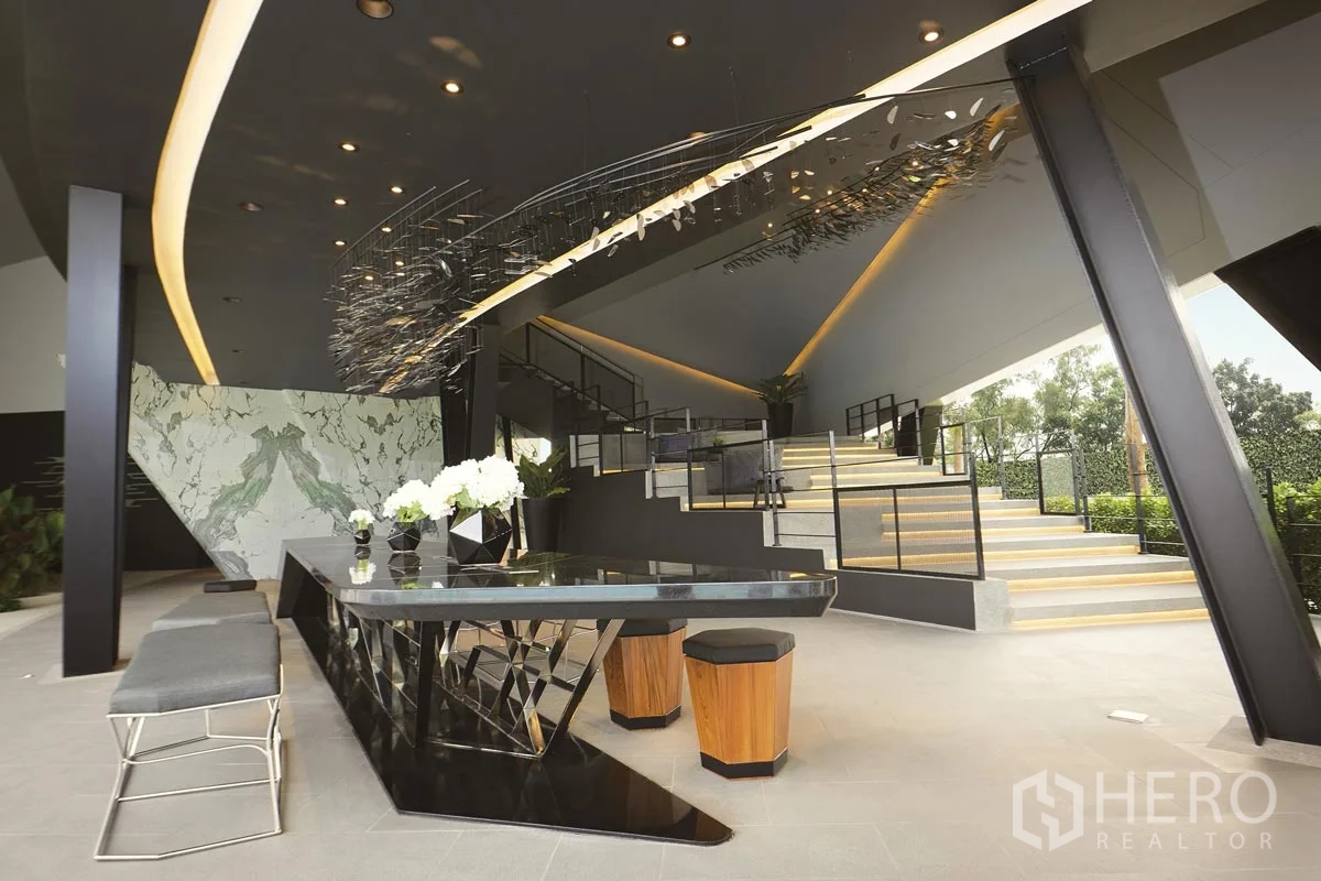 独立式住宅 出租或出售在Pathum Thani - 会所接待区，雕塑感桌台与灯光